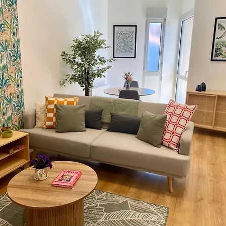 דירה Stylish With Balcony - Very - Long And Pets Welcome *