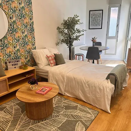 דירה Stylish With Balcony - Very - Long And Pets Welcome *
