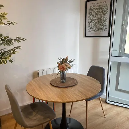 Stylish With Balcony - Very - Long And Pets Welcome דירה קרקסון