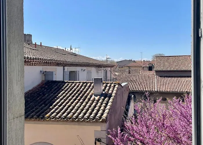 Stylish With Balcony - Very - Long And Pets Welcome